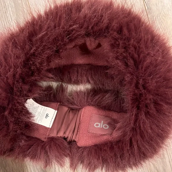 ALO Yoga Opulent faux fur burgundy truffle wintersun headband nwot $118 - Picture 3 of 8